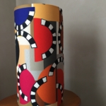 Lampe sur pied motif rétro coloré